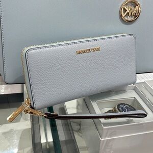 MICHAEL KORS LARGE TRAVEL CONTINENTAL WRISTLET WALLET PHONEHOLDER 
Vista Blue